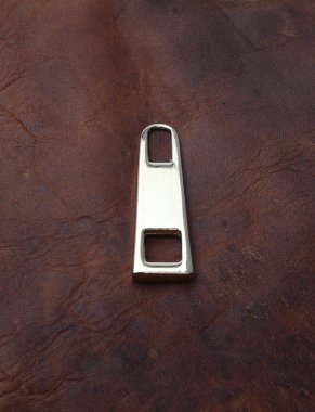 Deri arka planda izole edilmiş çantalar için metal aksesuarlar