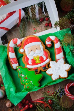 Koyu Ahşap Arkaplanda Zencefilli Kurabiye Kutusu, Noel İkramı