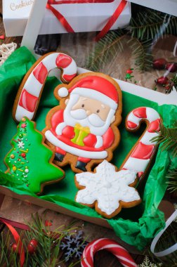 Koyu Ahşap Arkaplanda Zencefilli Kurabiye Kutusu, Noel İkramı