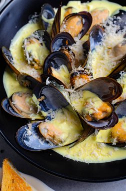 Taze pişirilmiş misket tüfekleri ve kremalı soslar masanın üstünde.