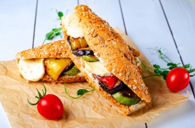 Izgara sebzeler ve Mozzarella peynirli sandviçler, Panini, lezzetli kahvaltı veya aperatif, Temiz yemek, diyet, vejetaryen