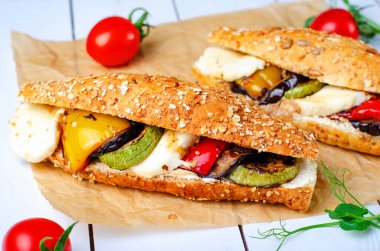 Izgara sebzeler ve Mozzarella peynirli sandviçler, Panini, lezzetli kahvaltı veya aperatif, Temiz yemek, diyet, vejetaryen