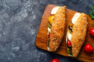 Izgara sebzeler ve Mozzarella peynirli sandviçler, Panini, lezzetli kahvaltı veya aperatif, Temiz yemek, diyet, vejetaryen
