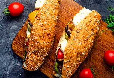 Izgara sebzeler ve Mozzarella peynirli sandviçler, Panini, lezzetli kahvaltı veya aperatif, Temiz yemek, diyet, vejetaryen