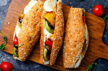 Izgara sebzeler ve Mozzarella peynirli sandviçler, Panini, lezzetli kahvaltı veya aperatif, Temiz yemek, diyet, vejetaryen