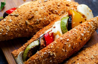 Izgara sebzeler ve Mozzarella peynirli sandviçler, Panini, lezzetli kahvaltı veya aperatif, Temiz yemek, diyet, vejetaryen