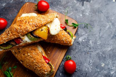Izgara sebzeler ve Mozzarella peynirli sandviçler, Panini, lezzetli kahvaltı veya aperatif, Temiz yemek, diyet, vejetaryen