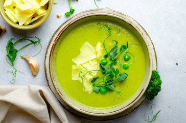 Yeşil Sebzeli Bezelye Çorbası, Brokoli ve Bezelye Baharatlı Peynirli Parlak arka planda, Sağlıklı Yeme