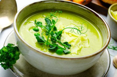 Yeşil Sebzeli Bezelye Çorbası, Brokoli ve Bezelye Baharatlı Peynirli Parlak arka planda, Sağlıklı Yeme