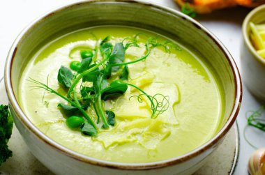 Yeşil Sebzeli Bezelye Çorbası, Brokoli ve Bezelye Baharatlı Peynirli Parlak arka planda, Sağlıklı Yeme