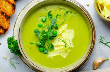 Yeşil Sebzeli Bezelye Çorbası, Brokoli ve Bezelye Baharatlı Peynirli Parlak arka planda, Sağlıklı Yeme
