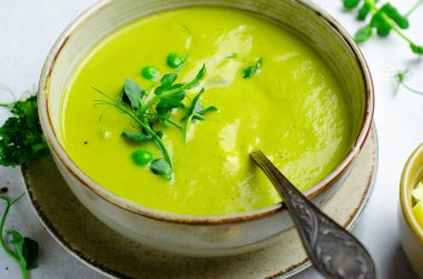 Yeşil Sebzeli Bezelye Çorbası, Brokoli ve Bezelye Baharatlı Peynirli Parlak arka planda, Sağlıklı Yeme