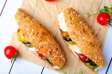 Izgara sebzeler ve Mozzarella peynirli sandviçler, Panini, lezzetli kahvaltı veya aperatif, Temiz yemek, diyet, vejetaryen