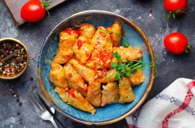 Et, pirinç ve sebzeli ev yapımı lahana ruloları. Sarma, golubtsy, dolma olarak da bilinen lahana dolması