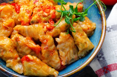 Et, pirinç ve sebzeli ev yapımı lahana ruloları. Sarma, golubtsy, dolma olarak da bilinen lahana dolması