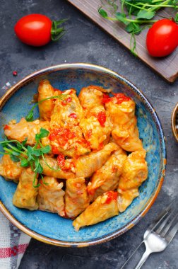 Et, pirinç ve sebzeli ev yapımı lahana ruloları. Sarma, golubtsy, dolma olarak da bilinen lahana dolması