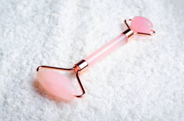 Rose Quartz Roller Facial Lifting Scraping Massage Treatment