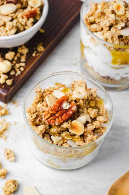 Granola ve Yoğurt Parfümleri, Sağlıklı Kahvaltı veya Atıştırmalık Müsli Fındık Karışımı ve Bal ile Parlak Arkaplanda