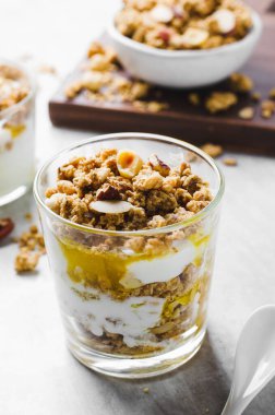 Granola ve Yoğurt Parfümleri, Sağlıklı Kahvaltı veya Atıştırmalık Müsli Fındık Karışımı ve Bal ile Parlak Arkaplanda