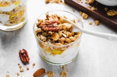 Granola ve Yoğurt Parfümleri, Sağlıklı Kahvaltı veya Atıştırmalık Müsli Fındık Karışımı ve Bal ile Parlak Arkaplanda
