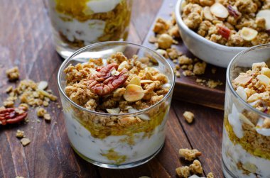 Granola ve Yoğurt Parfümleri, Sağlıklı Kahvaltı ya da Atıştırmalık Müsli Koyu Ahşap Arkaplanda Fındık Karışımı ve Bal