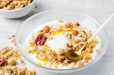 Nut Mix ve Yoğurtlu Granola Boal, Sağlıklı Kahvaltı, Parlak Arkaplanda Kurutulmuş Meyveli Müsli