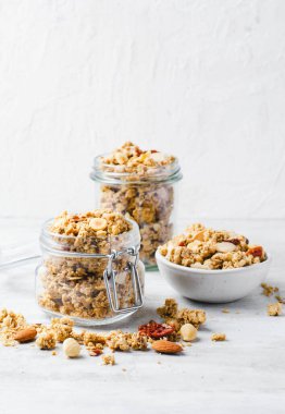 Parlak Beton Arkaplan, Sağlıklı Atıştırmalık ya da Kahvaltı Üzerine Fındık Karıştırmalı Granola