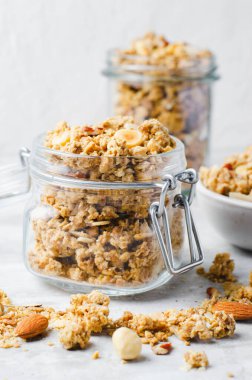 Parlak Beton Arkaplan, Sağlıklı Atıştırmalık ya da Kahvaltı Üzerine Fındık Karıştırmalı Granola