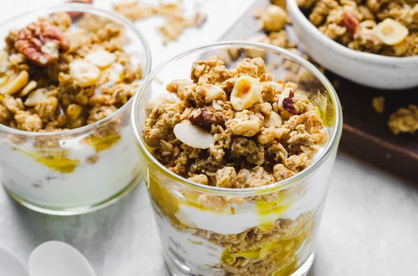 Granola ve Yoğurt Parfümleri, Sağlıklı Kahvaltı veya Atıştırmalık Müsli Fındık Karışımı ve Bal ile Parlak Arkaplanda