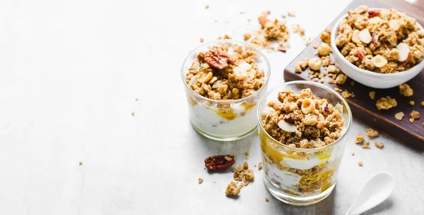 格拉诺拉和酸奶帕法斯 健康早餐或零食 意大利坚果和蜂蜜在明亮的背景 — 图库照片