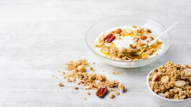 Nut Mix ve Yoğurtlu Granola Boal, Sağlıklı Kahvaltı, Parlak Arkaplanda Kurutulmuş Meyveli Müsli
