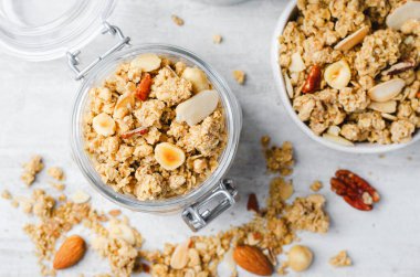 Parlak Beton Arkaplan, Sağlıklı Atıştırmalık ya da Kahvaltı Üzerine Fındık Karıştırmalı Granola