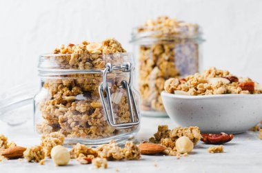 Parlak Beton Arkaplan, Sağlıklı Atıştırmalık ya da Kahvaltı Üzerine Fındık Karıştırmalı Granola