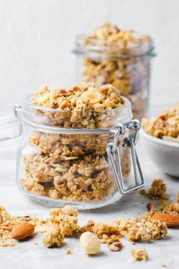 Parlak Beton Arkaplan, Sağlıklı Atıştırmalık ya da Kahvaltı Üzerine Fındık Karıştırmalı Granola