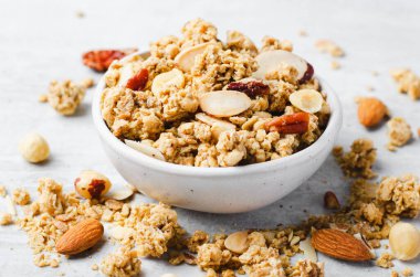 Parlak Beton Arkaplan, Sağlıklı Atıştırmalık ya da Kahvaltı Üzerine Fındık Karıştırmalı Granola