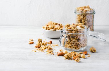 Parlak Beton Arkaplan, Sağlıklı Atıştırmalık ya da Kahvaltı Üzerine Fındık Karıştırmalı Granola