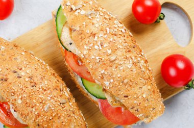 Izgara tavuk ve sebzeli sandviç, sağlıklı ve lezzetli aperatif, kahvaltı, akşam yemeği ya da Parlak Arka plan 'da öğle yemeği