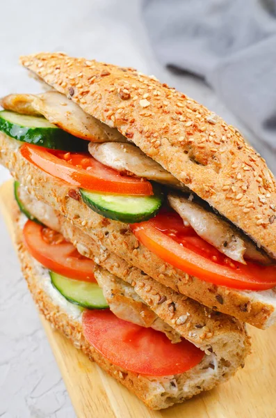 Sandwich Poulet Légumes Grillés Collation Saine Délicieuse Petit Déjeuner Dîner — Photo