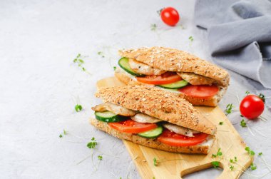Izgara tavuk ve sebzeli sandviç, sağlıklı ve lezzetli aperatif, kahvaltı, akşam yemeği ya da Parlak Arka plan 'da öğle yemeği