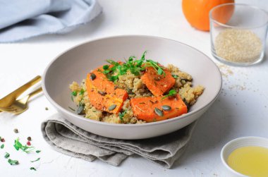 Kavrulmuş balkabağı, kinoa kasesi, sağlıklı yemek, vegan yemeği.