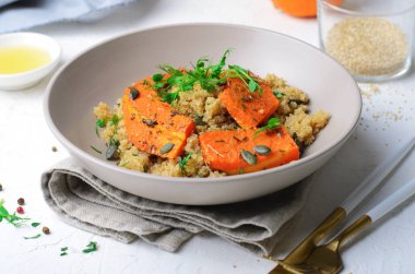 Kavrulmuş balkabağı, kinoa kasesi, sağlıklı yemek, vegan yemeği.