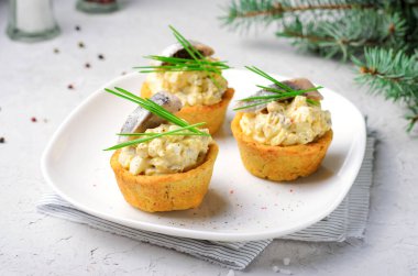 Yumurta salatası ve ringa balıklı Tartler aperatifi. Tabakta lezzetli atıştırmalık.