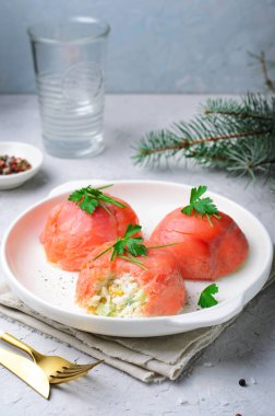 Somon ve Pirinç Salatası Aperatifi, Parlak Arkaplanda Lezzetli Atıştırmalık