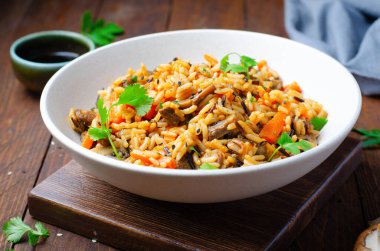 Mantarlı yaban pilavı, kasede Asya usulü vejetaryen yemeği.