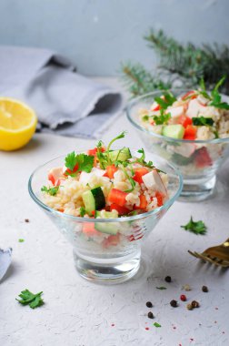 Pirinç Surimi Sebze Salatası, Parlak Arkaplanda Lezzetli Aperatif