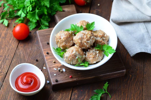 Fleischbällchen Mit Reisfüllung Auf Rustikalem Hintergrund Hausgemachte Mahlzeit — Stockfoto