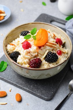 Fruits, Berries ve Nut Topping ile hecelenen lapa, Sağlıklı Kahvaltı veya Parlak Arka planda Atıştırma