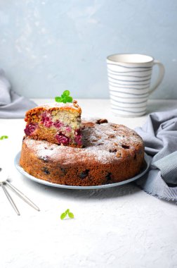 Neşeli Turta, Parlak Arkaplanda Ev Yapımı Glütensiz Vejetaryen Turtası