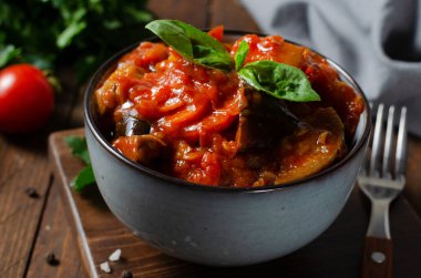 Haşlanmış sebzeler, Sağlıklı Vejetaryen Yemeği, Sebzeli Ratatouille, Karanlık Arkaplanda