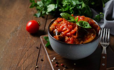 Haşlanmış sebzeler, Sağlıklı Vejetaryen Yemeği, Sebzeli Ratatouille, Karanlık Arkaplanda